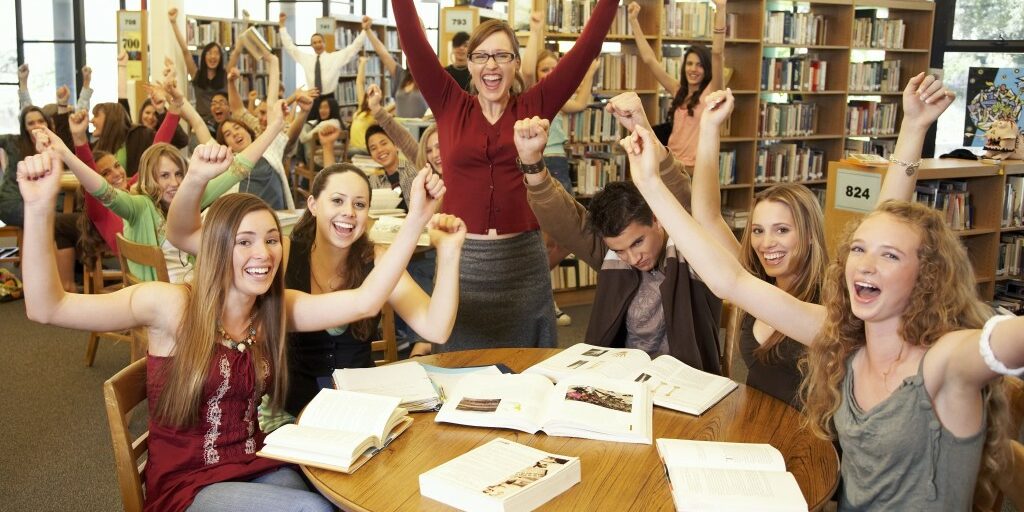 happy-teens-in-library1